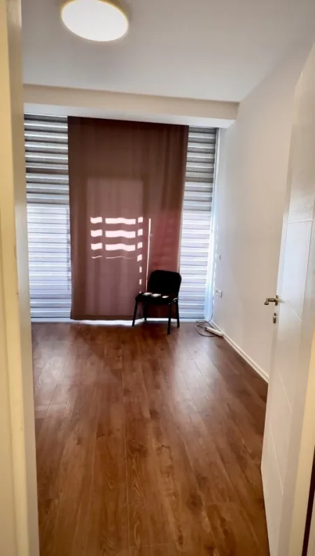 Tirane, jepet me qera apartament 2+1+Aneks Kati 2, 100 m² 1.000 € (komuna e parisit)