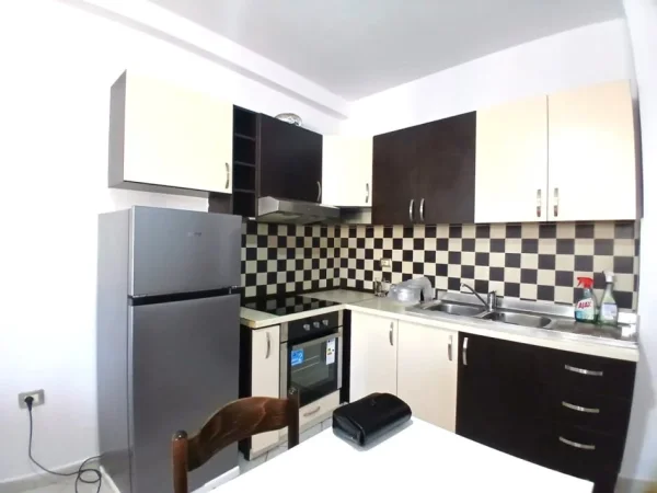 JEPET ME QERA SUPER APARTAMENTI 2+1 TEK STACIONI I TRENIT  Kati 3, 90 m² 500 Euro