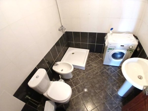 JEPET ME QERA SUPER APARTAMENTI 2+1 TEK STACIONI I TRENIT  Kati 3, 90 m² 500 Euro
