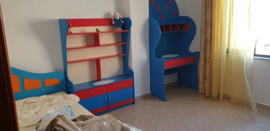 Tirane, jepet me qera apartament 2+1+Ballkon Kati 1, 90 m² 460 € (Rruga "Ali Demi")