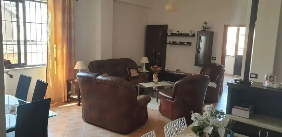 Tirane, jepet me qera apartament 2+1+Ballkon Kati 1, 90 m² 460 € (Rruga "Ali Demi")