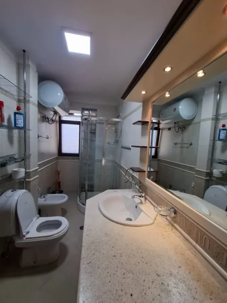 Tirane, jepet me qera apartament 2+1+Ballkon Kati 2, 82 m² 670 € (Ali Demi)