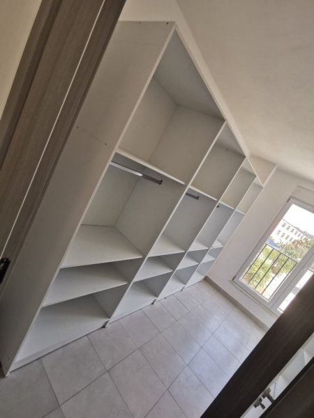 Tirane, jepet me qera apartament 3+1 Kati 3, 90 m² 500 € (Rruga 5 maj)