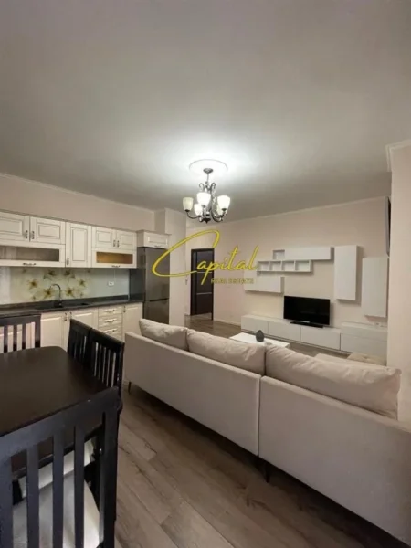 Tirane, jepet me qera apartament 2+1 Kati 2, 95 m² 450 € (FRESKU)