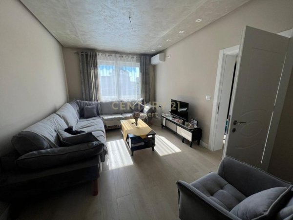 Tirane, jepet me qera apartament 2+1 Kati 5, 82 m² 800 € 