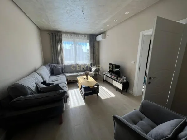 Tirane, jepet me qera apartament 2+1 Kati 5, 82 m² 800 € 