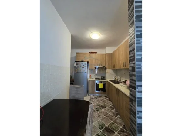 Tirane, shitet apartament 2+1+Ballkon Kati 4, 885 m² 156.500 € (Fusha e Aviacionit)