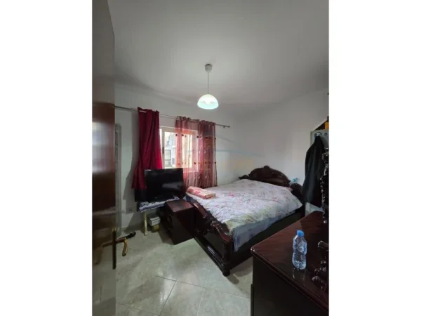 Tirane, shitet apartament 2+1+Ballkon Kati 4, 885 m² 156.500 € (Fusha e Aviacionit)
