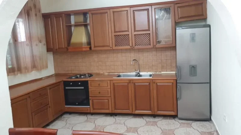 Tirane, jepet me qera apartament 2+1+Ballkon Kati 1, 70 m² 460 € (Rr Kavajes)