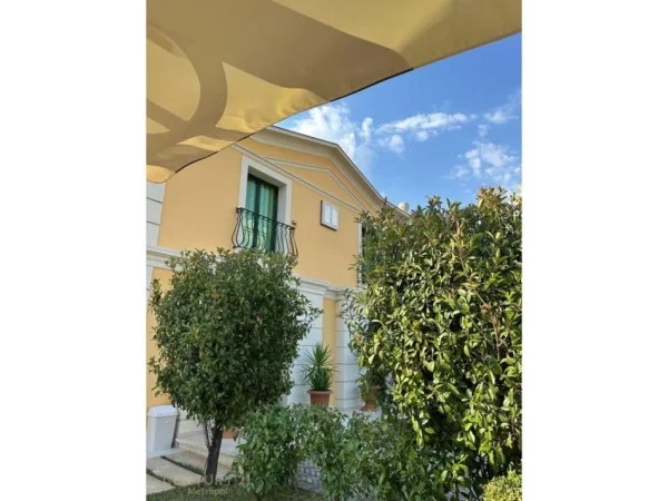 Elbasan, jepet me qera hotel , 670 m² 2.500 € (Rr.Elbasan-Librazhd)