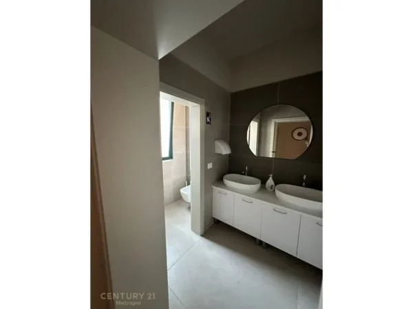 Elbasan, jepet me qera hotel , 670 m² 2.500 € (Rr.Elbasan-Librazhd)