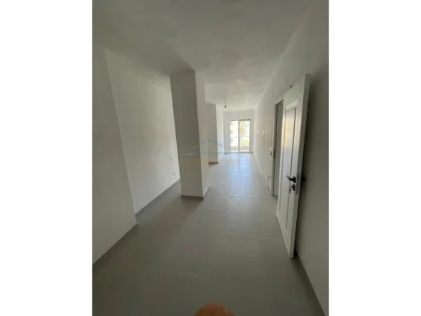 Tirane, shitet apartament 2+1 Kati 1, 86 m² 128.400 € (Golem)