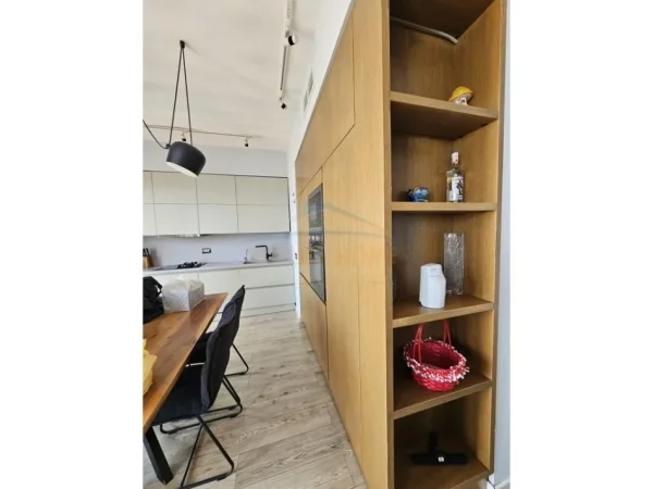 Durres, jepet me qera apartament 2+1+Ballkon Kati 11, 100 m² 750 € (Rruga Portit , Durres)