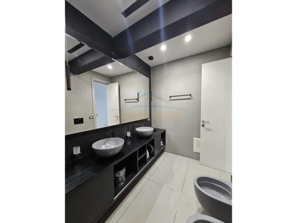 Durres, jepet me qera apartament 2+1+Ballkon Kati 11, 100 m² 750 € (Rruga Portit , Durres)
