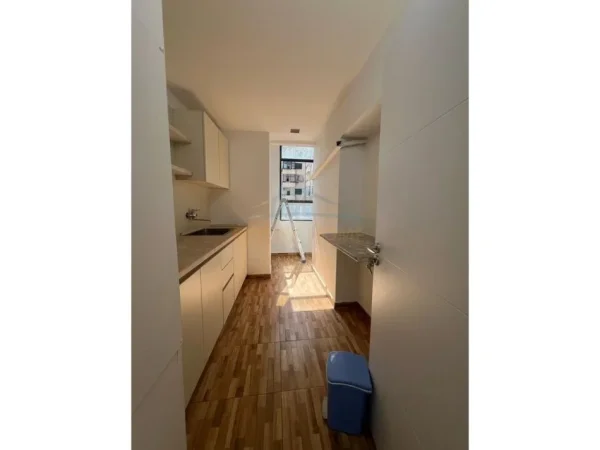Tirane, jepet me qera ambjent biznesi Kati 1, 119 m² 1.500 € (Bulevardi Zogu I)