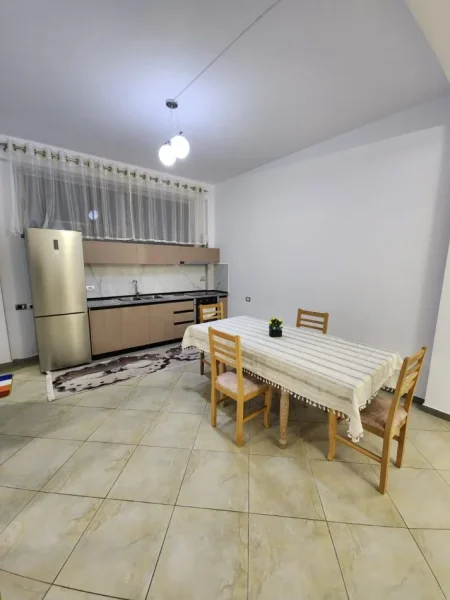 Tirane, jepet me qera apartament 1+1+Ballkon Kati 1, 80 m² 450 € (Ali Demi)