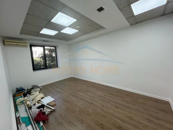 Tirane, jepet me qera ambjent biznesi Kati 1, 119 m² 1.500 € (Bulevardi Zogu I)