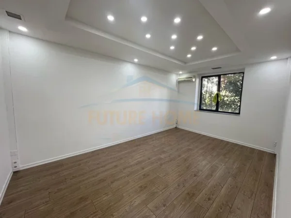 Tirane, jepet me qera ambjent biznesi Kati 1, 119 m² 1.500 € (Bulevardi Zogu I)