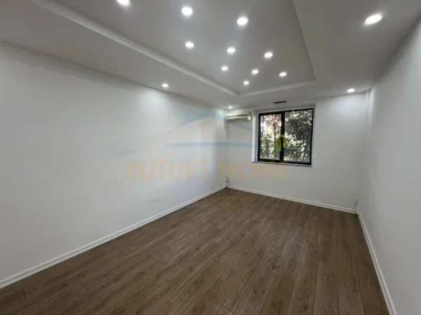 Tirane, jepet me qera ambjent biznesi Kati 1, 119 m² 1.500 € (Bulevardi Zogu I)