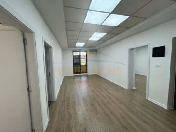 Tirane, jepet me qera ambjent biznesi Kati 1, 119 m² 1.500 € (Bulevardi Zogu I)