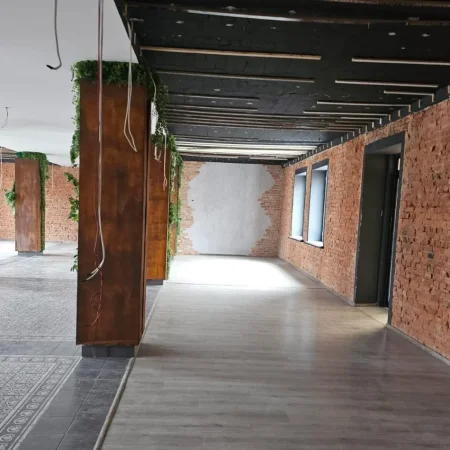 Tirane, jepet me qera ambjent biznesi , (Kombinat)