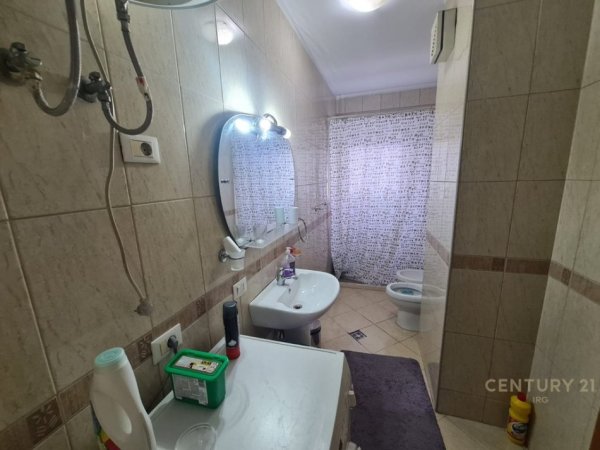 Tirane, jepet me qera apartament 2+1+Aneks+Ballkon Kati 3, 105 m² 650 € (Komuna e Parisit)
