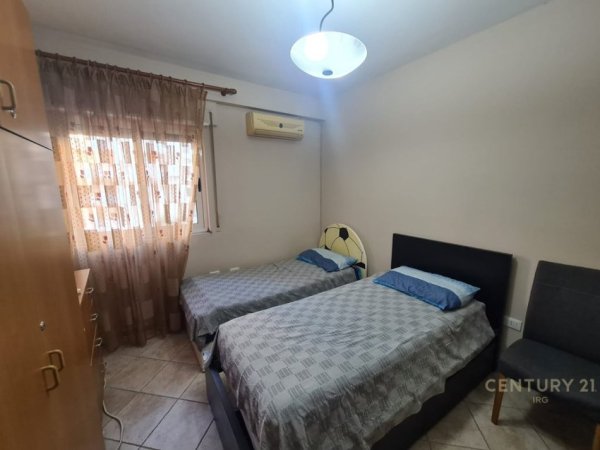 Tirane, jepet me qera apartament 2+1+Aneks+Ballkon Kati 3, 105 m² 650 € (Komuna e Parisit)