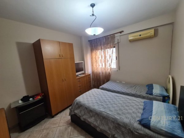 Tirane, jepet me qera apartament 2+1+Aneks+Ballkon Kati 3, 105 m² 650 € (Komuna e Parisit)