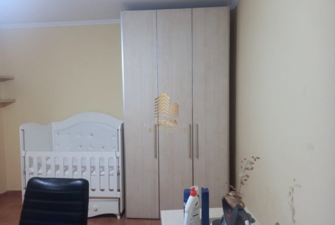 Tirane, jepet me qera apartament 2+1 Kati 2, 80 m² 650 € (Rruga Muhamet Gjollesha)