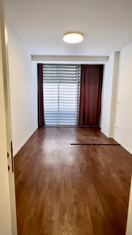 Tirane, jepet me qera ambjent biznesi Kati 2, 100 m² 1.000 € (Komuna Parisit)