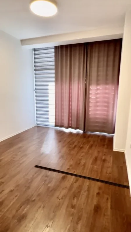 Tirane, jepet me qera ambjent biznesi Kati 2, 100 m² 1.000 € (Komuna Parisit)