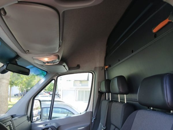Tirane, shitet minivan | minibus Okazion Shitet Furgon Crafter 2000 cc Nafte, e bardhë manuale Kondicioner 150.000 km 15.900 €