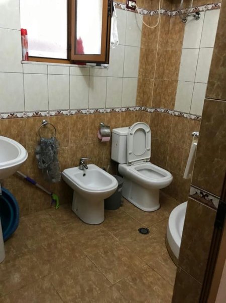 Tirane, jepet me qera apartament 2+1+Ballkon Kati 1, 85 m² 400 € (Rruga &#039;&#039;Ali Demi&quot;)