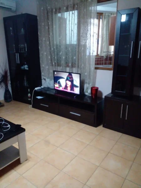 Tirane, jepet me qera apartament 2+1+Ballkon Kati 1, 85 m² 400 € (Rruga ''Ali Demi")