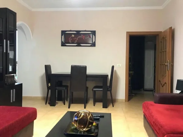 Tirane, jepet me qera apartament 2+1+Ballkon Kati 1, 85 m² 400 € (Rruga ''Ali Demi")