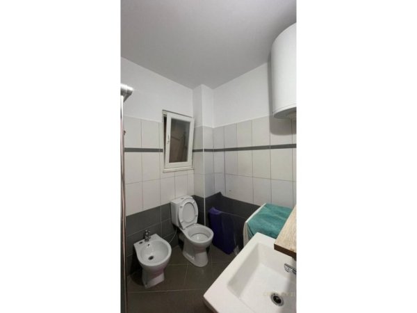 Tirane, jepet me qera apartament 2+1+Ballkon Kati 3, 104 m² 450 € (Hyrja e Freskut, Tiranë)