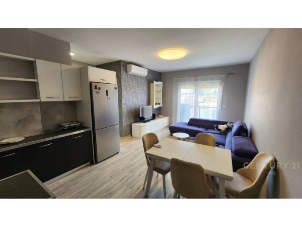 Tirane, jepet me qera apartament 2+1 Kati 3, 90 m² 640 € (Pas Konvikteve se Inxhinierise Ndertimit)