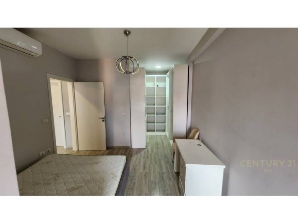Tirane, jepet me qera apartament 2+1 Kati 3, 90 m² 640 € (Pas Konvikteve se Inxhinierise Ndertimit)