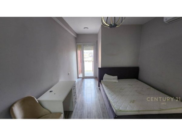 Tirane, jepet me qera apartament 2+1 Kati 3, 90 m² 640 € (Pas Konvikteve se Inxhinierise Ndertimit)
