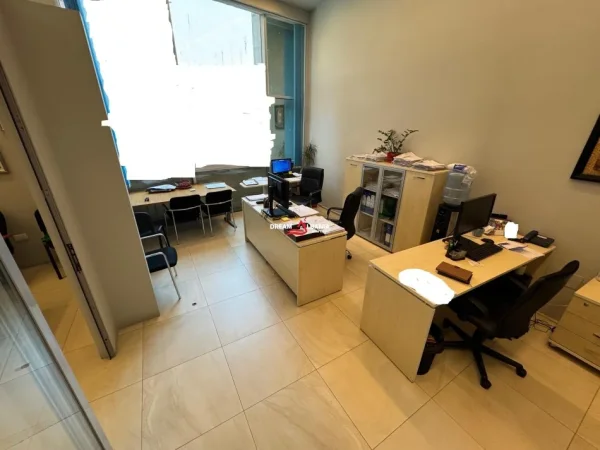Tirane, jepet me qera zyre Kati 2, 55 m² 450 € (qender, Rruga e Barrikadave)