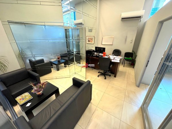 Tirane, jepet me qera zyre Kati 2, 55 m² 450 € (qender, Rruga e Barrikadave)