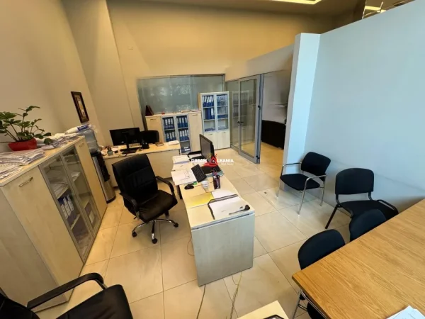 Tirane, jepet me qera zyre Kati 2, 55 m² 450 € (qender, Rruga e Barrikadave)
