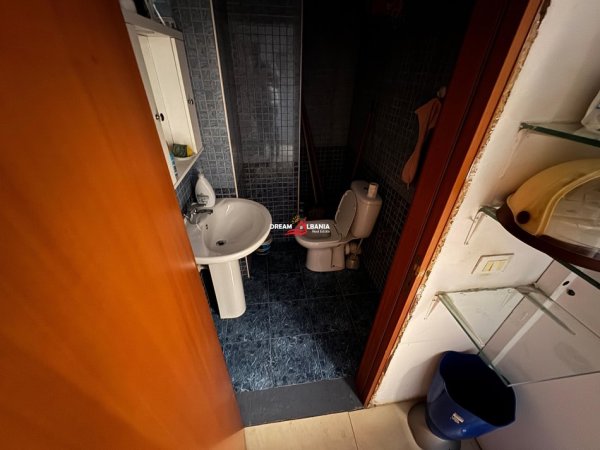 Tirane, jepet me qera zyre Kati 2, 55 m² 450 € (qender, Rruga e Barrikadave)