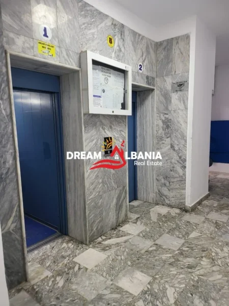 Tirane, jepet me qera zyre Kati 6, 70 m² 600 € (Rruga Ish Stacioni i Trenit)