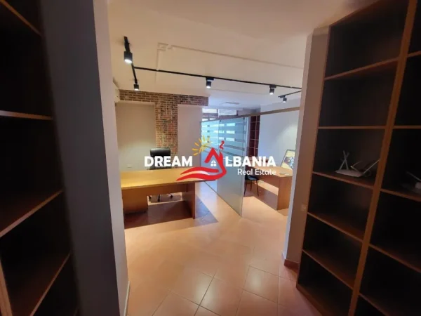 Tirane, jepet me qera zyre Kati 6, 70 m² 600 € (Rruga Ish Stacioni i Trenit)