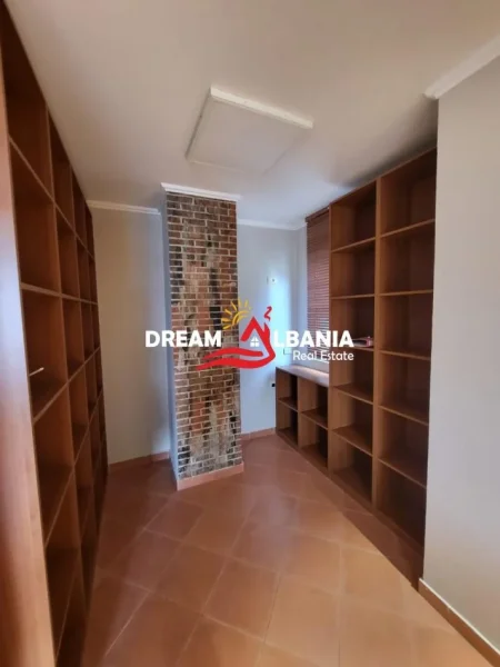 Tirane, jepet me qera zyre Kati 6, 70 m² 600 € (Rruga Ish Stacioni i Trenit)
