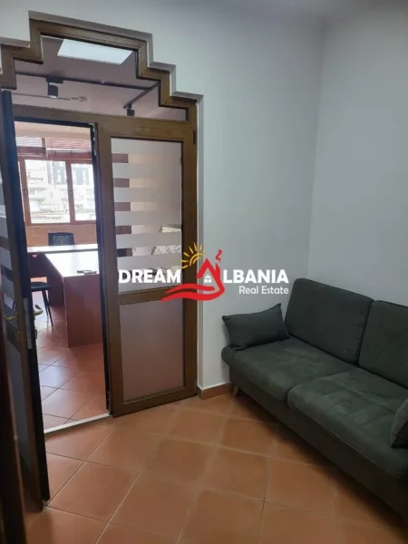 Tirane, jepet me qera zyre Kati 6, 70 m² 600 € (Rruga Ish Stacioni i Trenit)