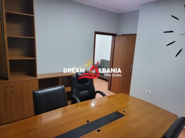 Tirane, jepet me qera zyre Kati 6, 70 m² 600 € (Rruga Ish Stacioni i Trenit)