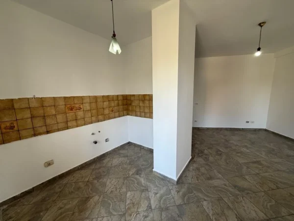 Tirane, shes garsonier Kati 3, 45 m² 110.000 € (Sheshi Avni Rustemi, Pazari i Ri)