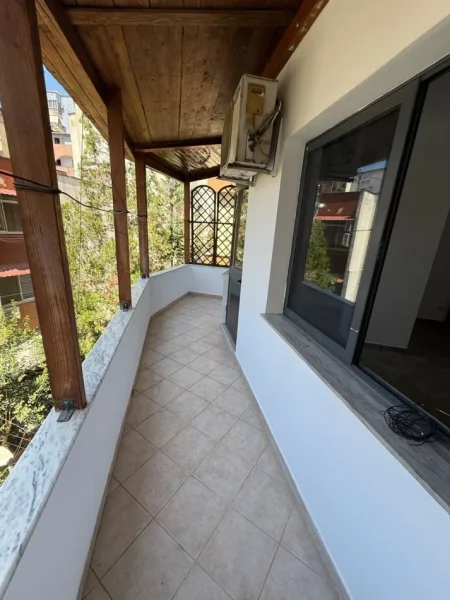 Tirane, shes garsonier Kati 3, 45 m² 110.000 € (Sheshi Avni Rustemi, Pazari i Ri)